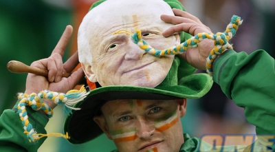 אוהד אירלנד עם תחפושת של טראפטוני (רויטרס)