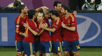 שחקני ספרד חוגגים. רוצים לחשב כמה כסף הושקע בהם ביורו? (רויטרס)