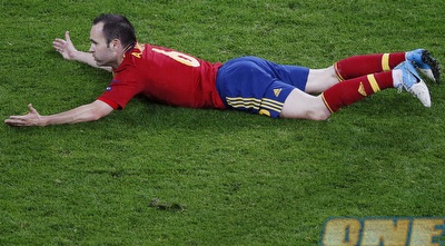 אינייסטה מרוח על הדשא (רויטרס)