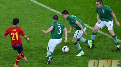 סילבה משחיל בין שלושה שחקני אירלנד (GettyImages)