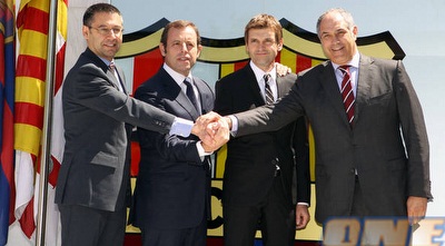 טיטו עם זוביזארטה, רוסל וברתומאו (האתר הרשמי של בארסה)