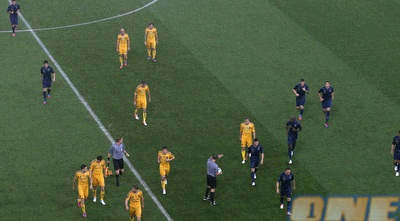 השחקנים מוצאים מהדשא לחדר ההלבשה (GettyImages)