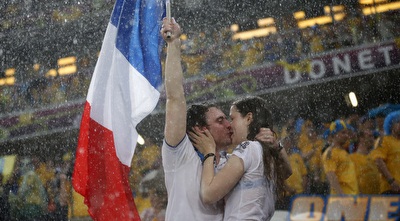 שני אוהדים מדגימים לצלמים מהי נשיקה צרפתית (רויטרס)