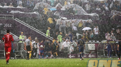 הגשם מכה בכל הנוכחים בדונייצק (GettyImages)