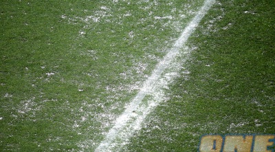 הדשא בינתיים, הוצף בשלוליות (יוסי ציפקיס)