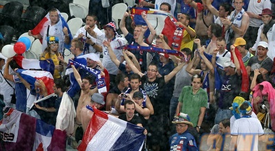 אוהדי נבחרת צרפת שנותרו ביציעים נרטבו (יוסי ציפקיס)