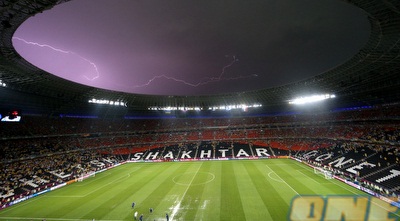 גם מופע ברקים מרהיב נפתח מעל האצטדיון (יוסי ציפקיס)