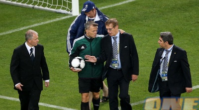 השופט בוחן את המגרש לפני חידוש המשחק (יוסי ציפקיס)