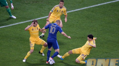 קארים בנזמה נבלם על-ידי השחקנים בצהוב (יוסי ציפקיס)