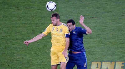 שבצ´נקו מול רמי. החלוץ התגבר על הבלם וכמעט כבש (יוסי ציפקיס)