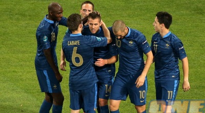 נבחרת צרפת חוגגת עם מנז את הראשון (יוסי ציפקיס)