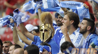 אוהדי נבחרת יוון (רויטרס) אוהדי נבחרת יוון (רויטרס)