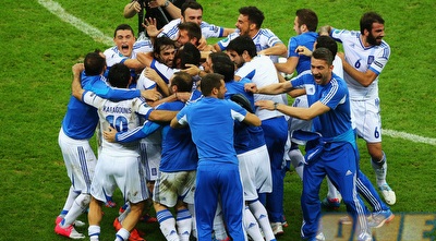 היוונים חוגגים (GettyImages) היוונים חוגגים (GettyImages)