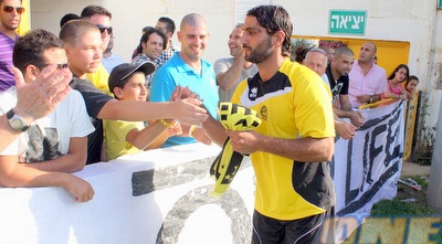 קובי דג´אני והקהל (משה חרמון)