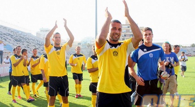 אחמד סבע והשחקנים ניגשים לקהל (משה חרמון)