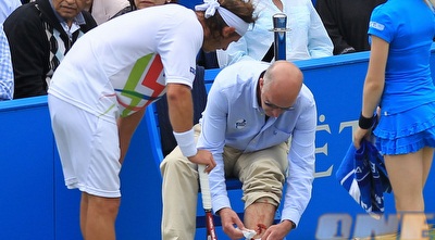 נלנדיאן ושופט הקו בוחנים את הנזק (GettyImages) נלנדיאן ושופט הקו בוחנים את הנזק (GettyImages)