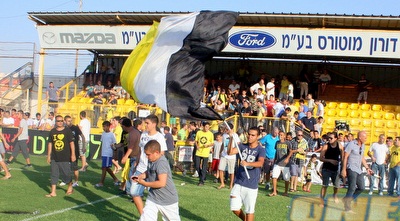 אוהדי נתניה פורצים למגרש (משה חרמון)