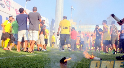 אוהדי נתניה פורצים למגרש (משה חרמון)
