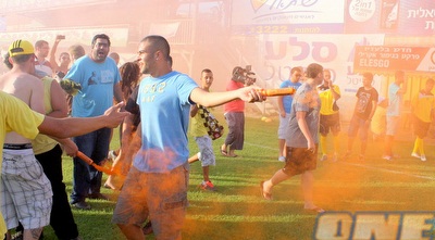 אוהדי נתניה פורצים למגרש (משה חרמון)