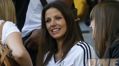 חברתו של מריו גומז ביציע (GettyImages)