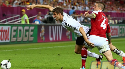 דניאל אגר מפיל את תומאס מולר (GettyImages)