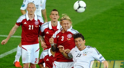 מריו גומז וסיימון קיאר עולים לכדור (GettyImages)