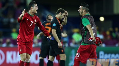 רונאלדו ולופס חוגגים על ההולנדים. &qout;הסופרסטאר העיף אותנו&qout; (GettyImages)