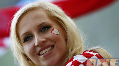 אוהדת קרואטיה מרוצה לפני המשחק (GettyImages)