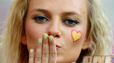 אוהדת ספרד מפריחה נשיקה (GettyImages)