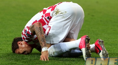 מנדזוקיץ´ פצוע. היה פנדל? (GettyImages)
