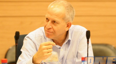 צחי פישביין. קיבל בקשה לעזרה  (חגי ניזרי)