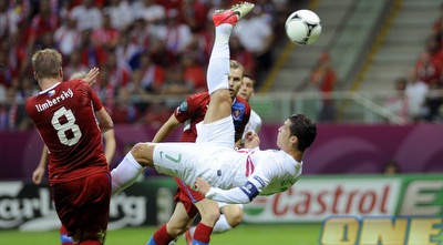 רונאלדו מנסה במספרת (רויטרס) רונאלדו מנסה במספרת (רויטרס)