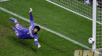 הקורה של צ´ך מצילה אותו שוב (רויטרס) הקורה של צ´ך מצילה אותו שוב (רויטרס)