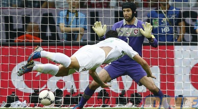 הוגו אלמיידה נוגח וכובש, אך השופט שרק לנבדל (ONE) הוגו אלמיידה נוגח וכובש, אך השופט שרק לנבדל (ONE)