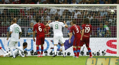 רונאלדו נוגח פנימה (רויטרס) רונאלדו נוגח פנימה (רויטרס)