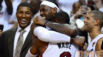 לברון ו-ווייד חוגגים אליפות (GettyImages) לברון ו-ווייד חוגגים אליפות (GettyImages)