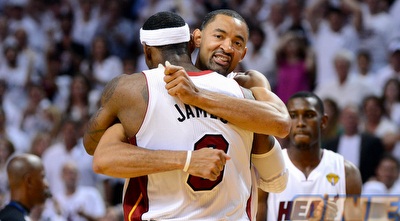 הווארד מחבק את לברון (GettyImages) הווארד מחבק את לברון (GettyImages)