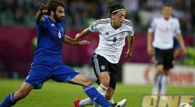 אוזיל. ניהול המשחק מוטל עליו (רויטרס)