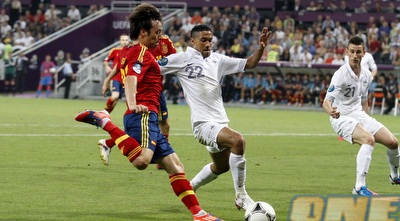 קלישי מנסה לעצור את סילבה (יוסי ציפקיס)