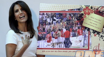 אלונה ברקת מקבלת מתנה ליום ההולדת (יניב גונן)