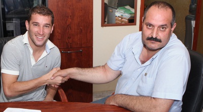 עותמאן וחלאילה לוחצים יד אחרי החתימה (עמית מצפה) עותמאן וחלאילה לוחצים יד אחרי החתימה (עמית מצפה)