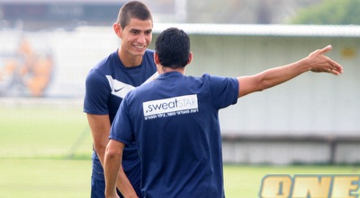 ניר ביטון מחויך באימון הפתיחה (חגי ניזרי) ניר ביטון מחויך באימון הפתיחה (חגי ניזרי)