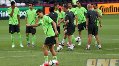 רונאלדו משתעשע הרחק מחבריו לנבחרת (יוסי ציפקיס)