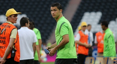 כריסטיאנו רונאלדו מביט למצלמות (יוסי ציפקיס)