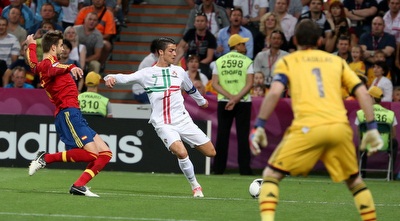 רונאלדו מנסה להרים מול פיקה (יוסי ציפקיס)