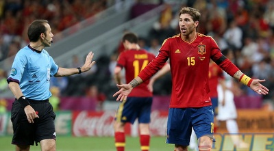 סרחיו ראמוס בדיון עם השופט (יוסי ציפקיס)