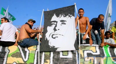 שלט ענק של ראובן עטר ביציע. האוהדים אוהדים את התלתלים (יניב גונן)