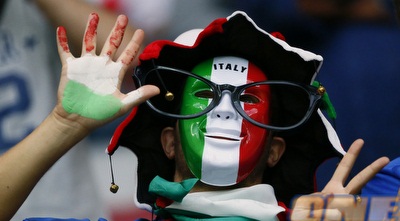 אוהדת איטליה לפני המשחק. ייגמר 2:5? (רויטרס)
