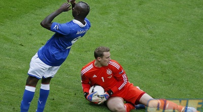 נוייר מקדים את באלוטלי לאחר הבעיטה של קסאנו (רויטרס)