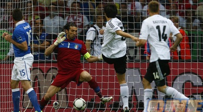 הומלס עובר את בופון, פרילו (לא בתמונה) מציל מהקו (רויטרס)